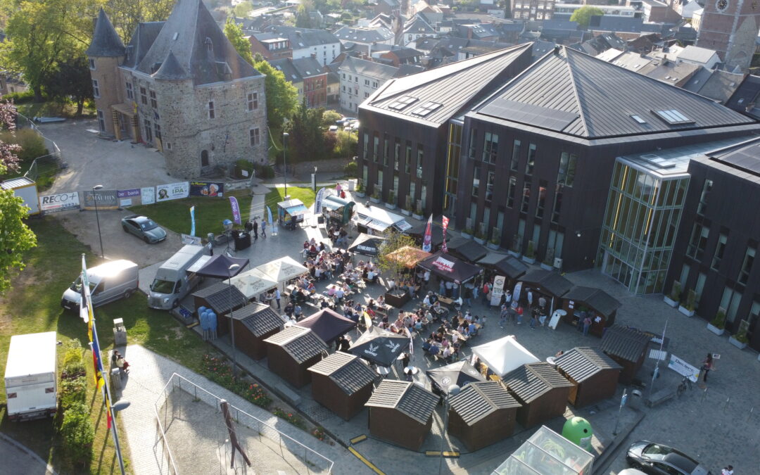 Vue aérienne au Festibière de Gembloux sur les chalets avec du soleil