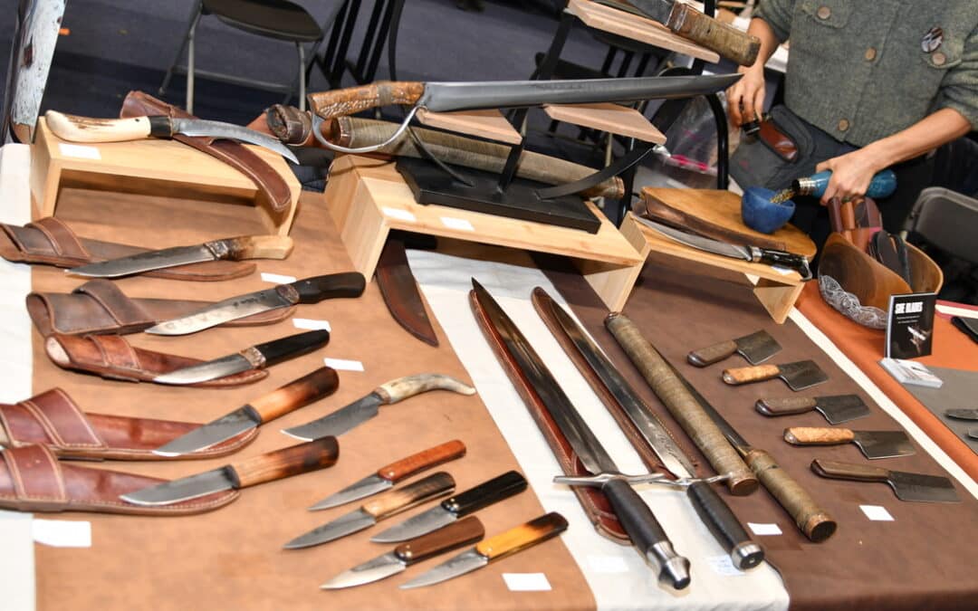 table avec différents couteaux