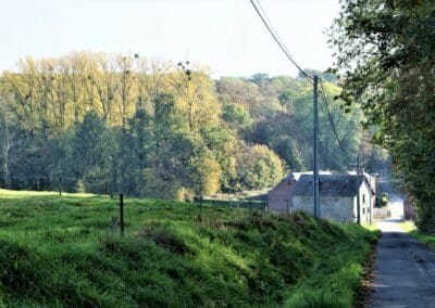 Blick von Bossière in Richtung des Bauernhofs, eine friedliche Umgebung auf dem Land.