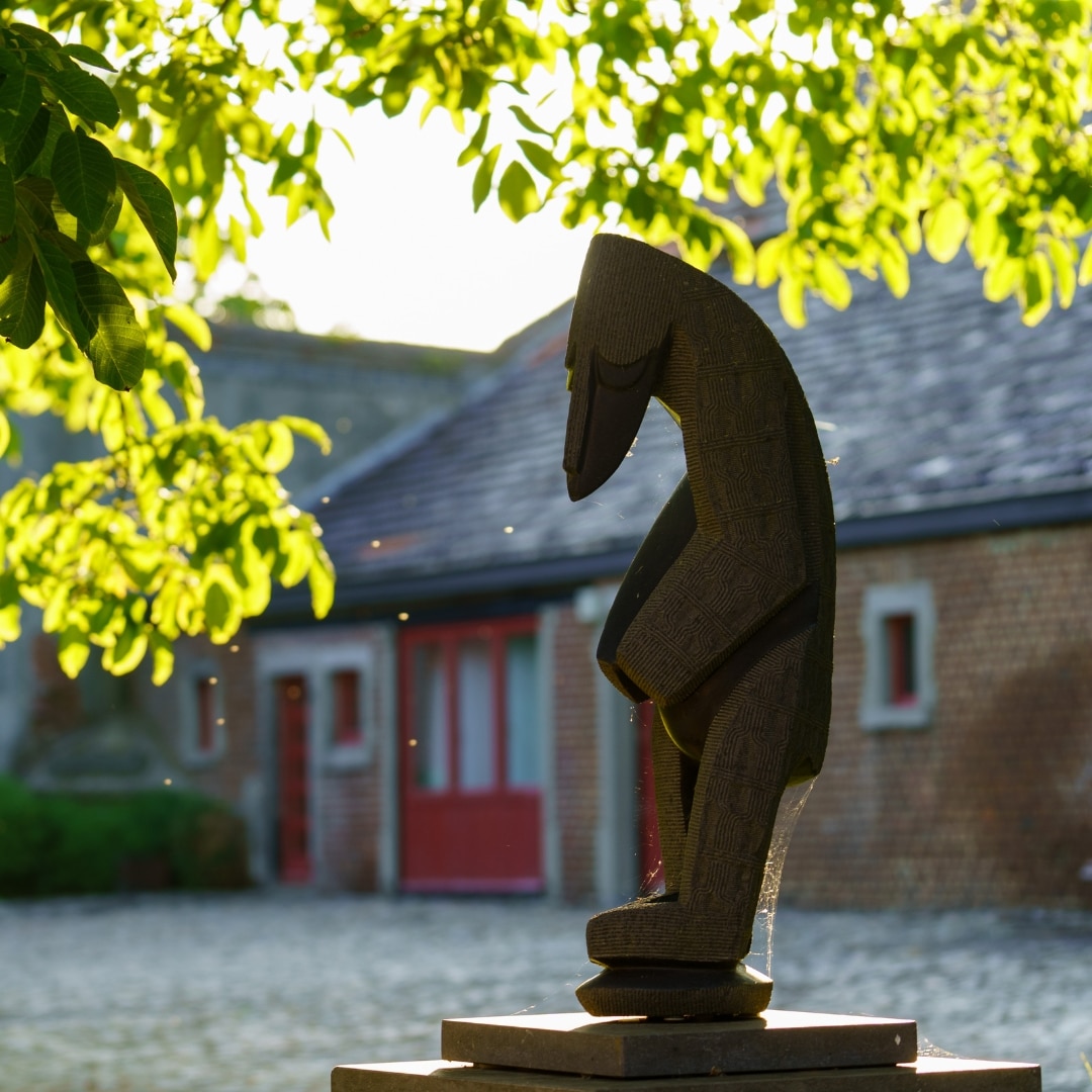 Les statues Exit 11, un clin d’œil à l’art contemporain à Gembloux, photographiées par Denis Closon.