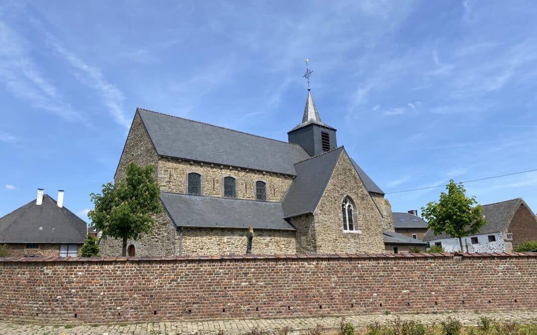La Balade des Six Châteaux à Corroy-le-Château, capturée par Amandine Couvreur, avec une vue imprenable sur l'église d'Ernage.