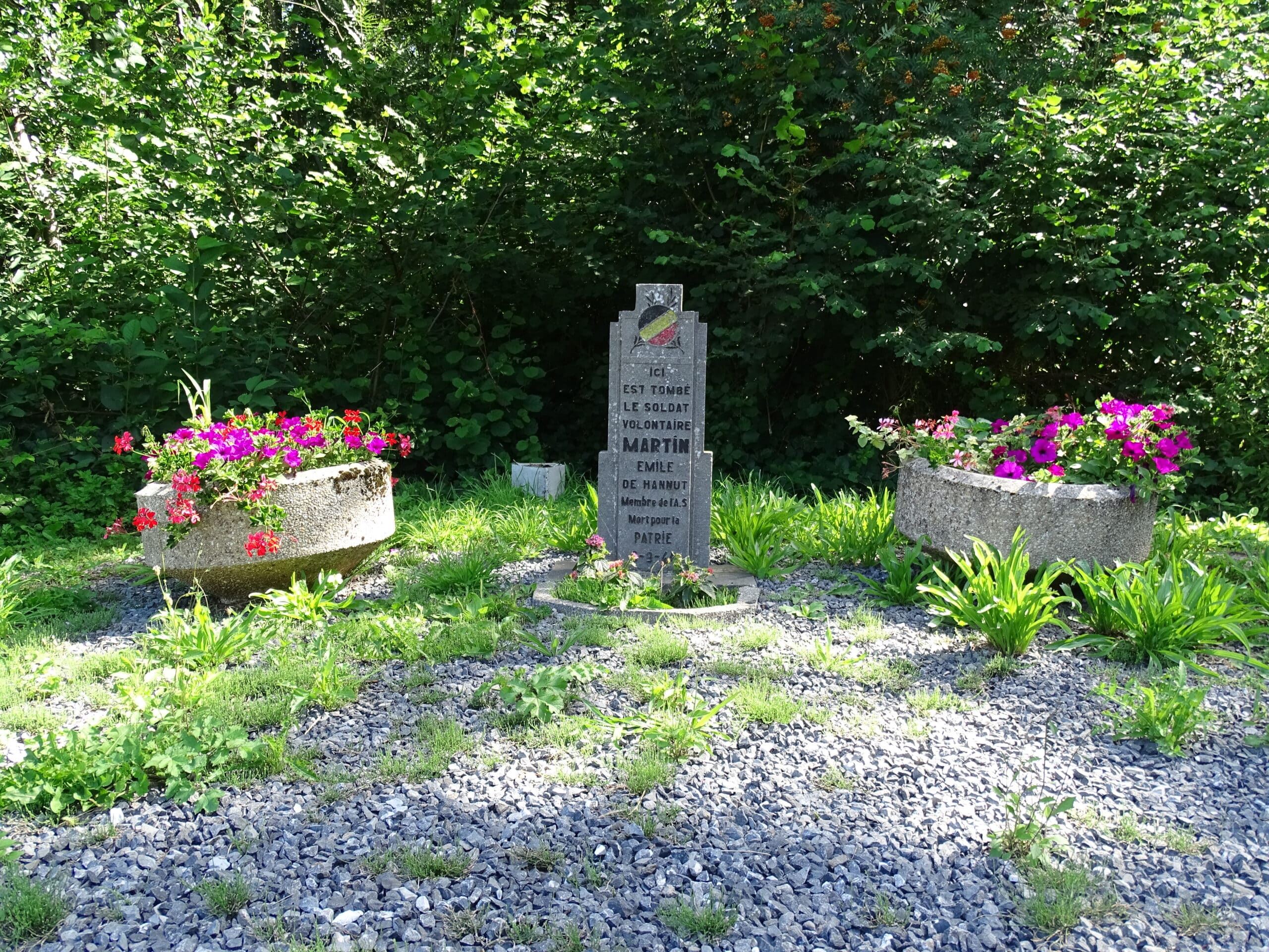 Memorial balade bois Grand-Leez Mémorial lors d'une balade dans le Bois de Grand-Leez, rendant hommage à l'histoire locale dans un cadre naturel.