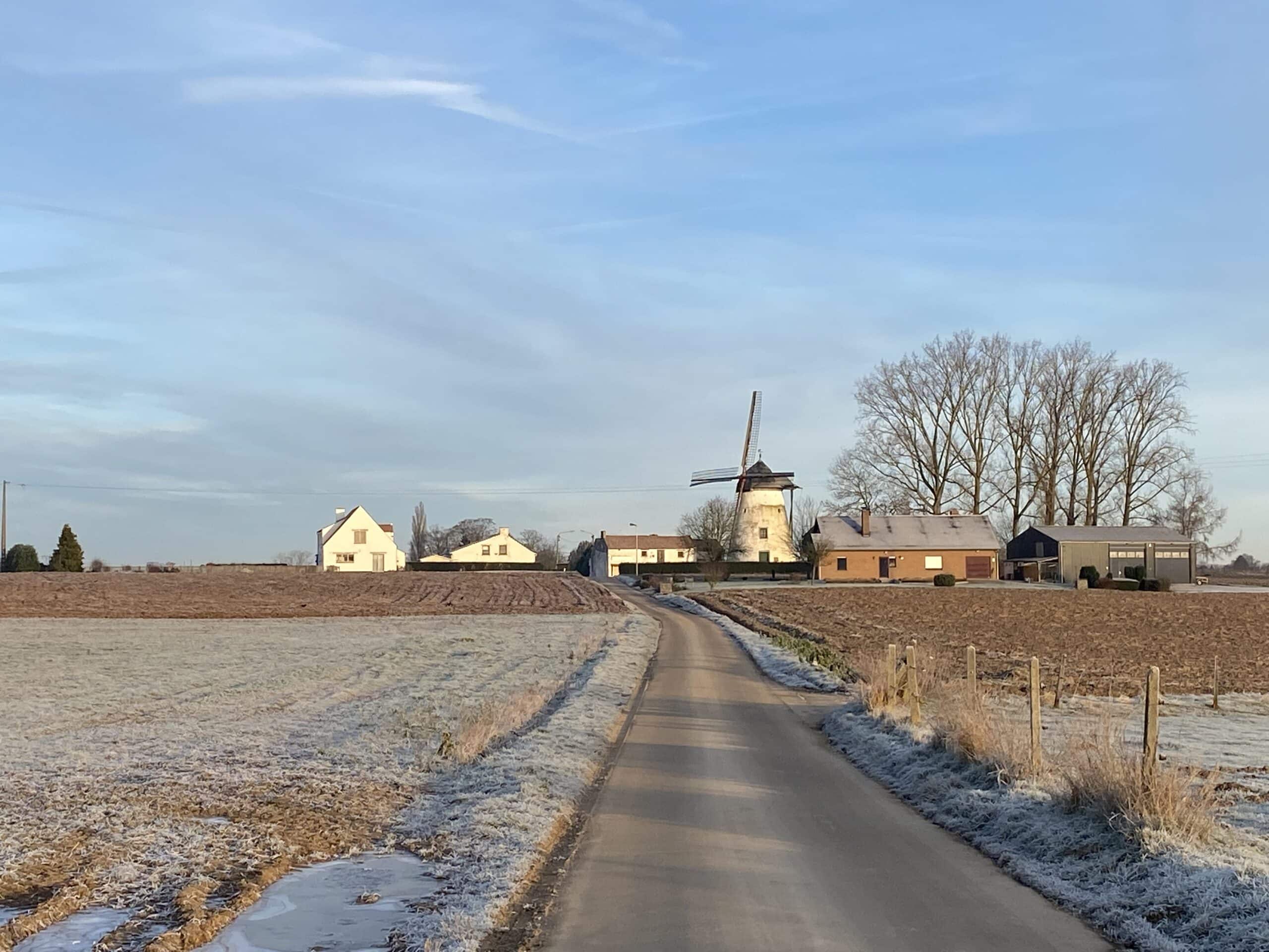Moulin Defrenne en hiver, capturé par Amandine Couvreur, montrant la beauté tranquille du moulin entouré de paysages hivernaux, avec la neige créant une ambiance sereine et magique.