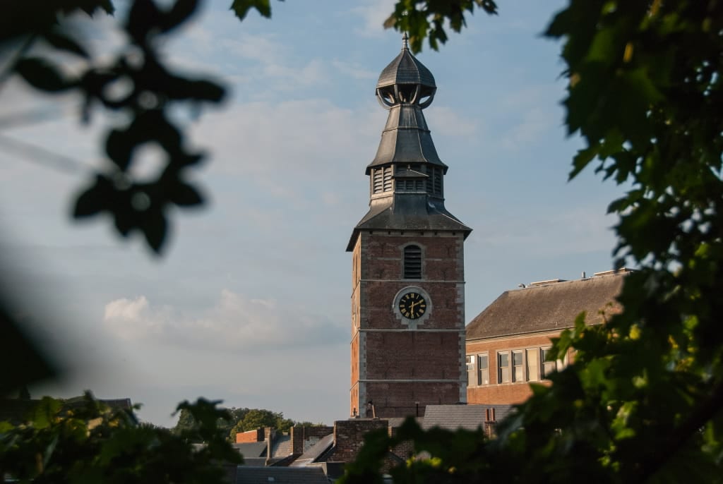 vue sur le Beffroi de Gembloux avec ciel bleu