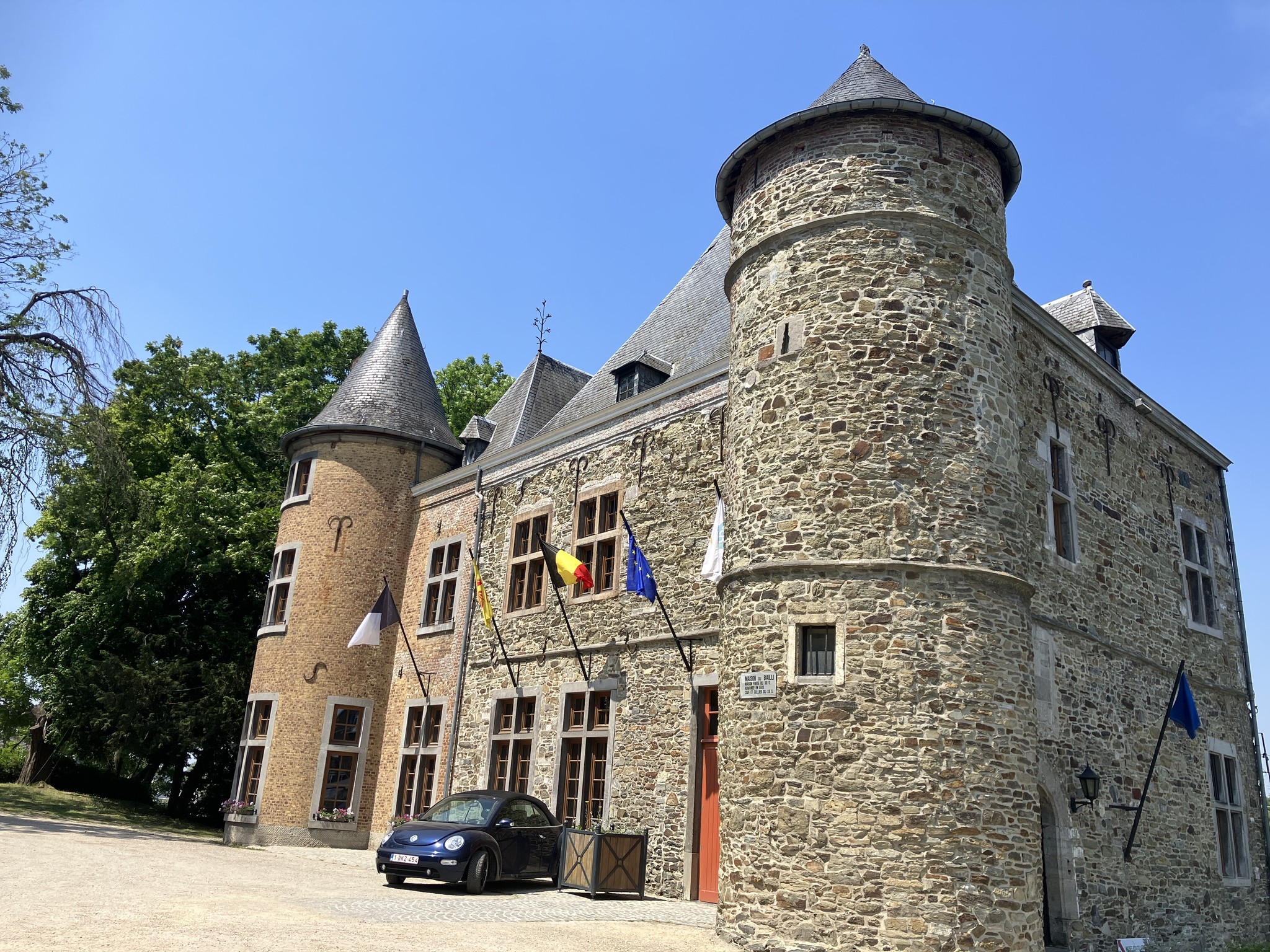 Château du Bailli à Gembloux avec ciel bleu! et ses belles pierres