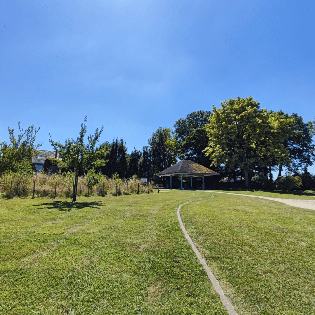 Parc à Gembloux avec ciel bleu