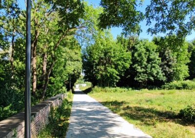 sentier dans le centre-ville pour rejoindre l'Orneau