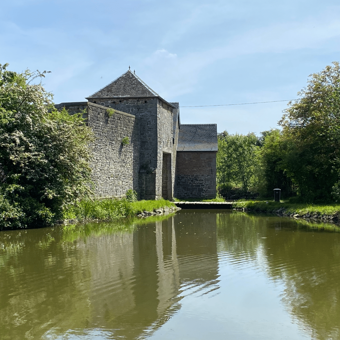 Balade des six châteaux étang et vue sur le château
