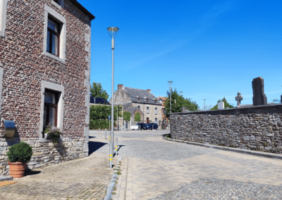 Dorf Bossière mit seinen alten Steinen und blauem Himmel