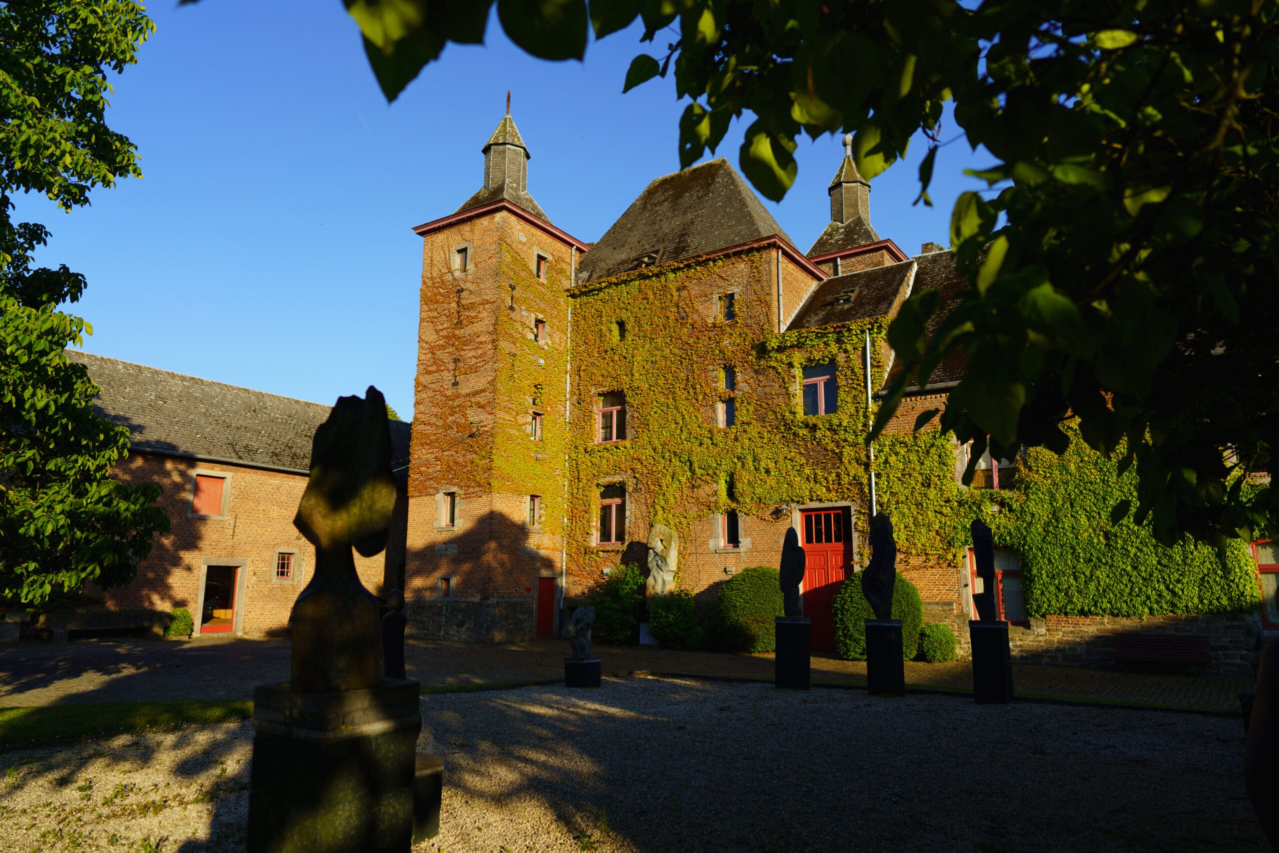 Exit 11 - Château Vue sur le château depuis l'Exit 11, mettant en valeur l'architecture et les environs du site.