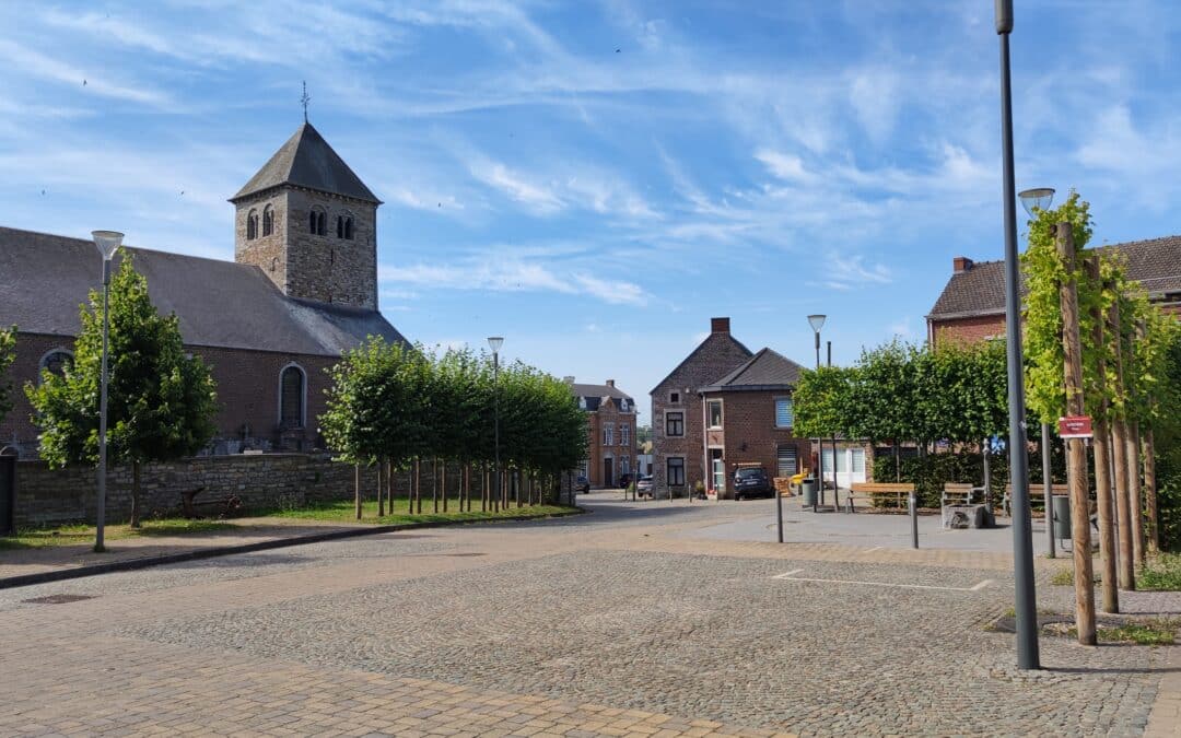 vue sur la place de Bossière et son église