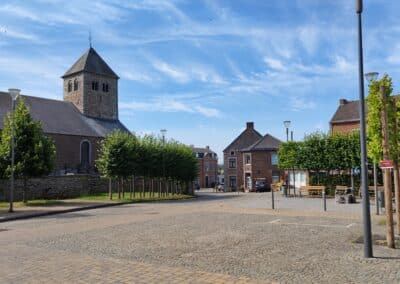 vue sur la place de Bossière et son église