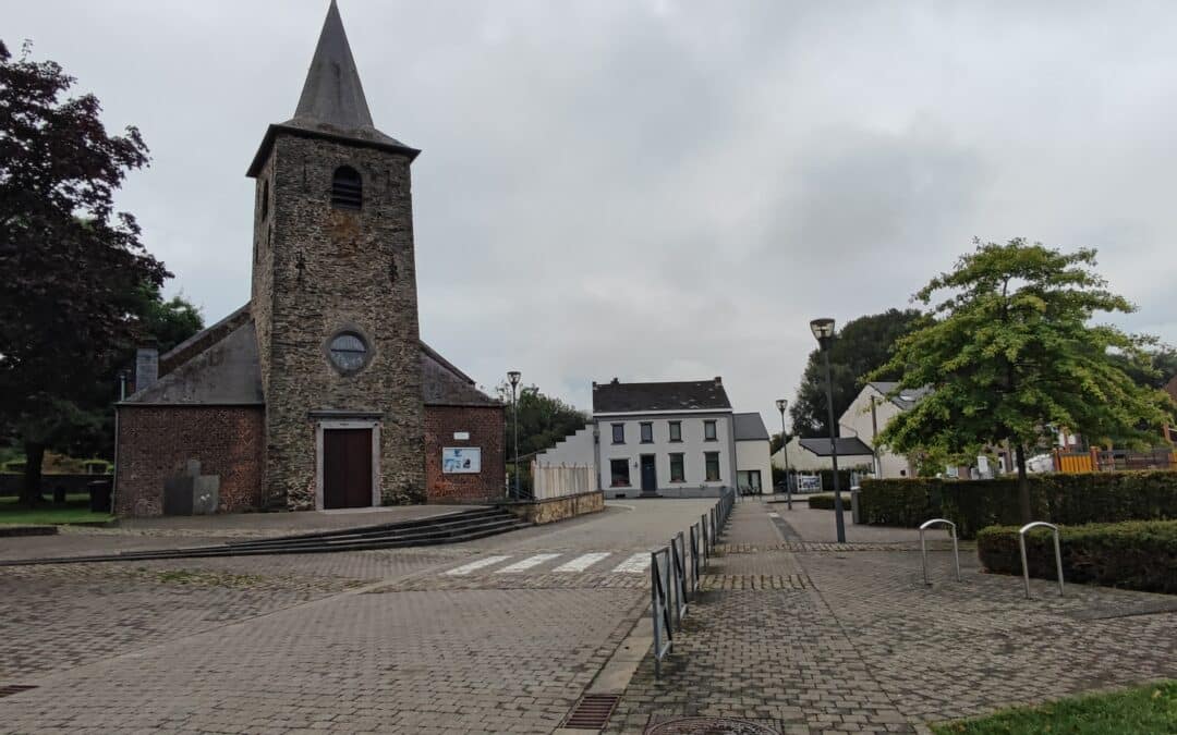 Église d&#039;Ernage, a religious building with authentic charm, surrounded by greenery and rooted in Gembloux&#039;s local heritage.