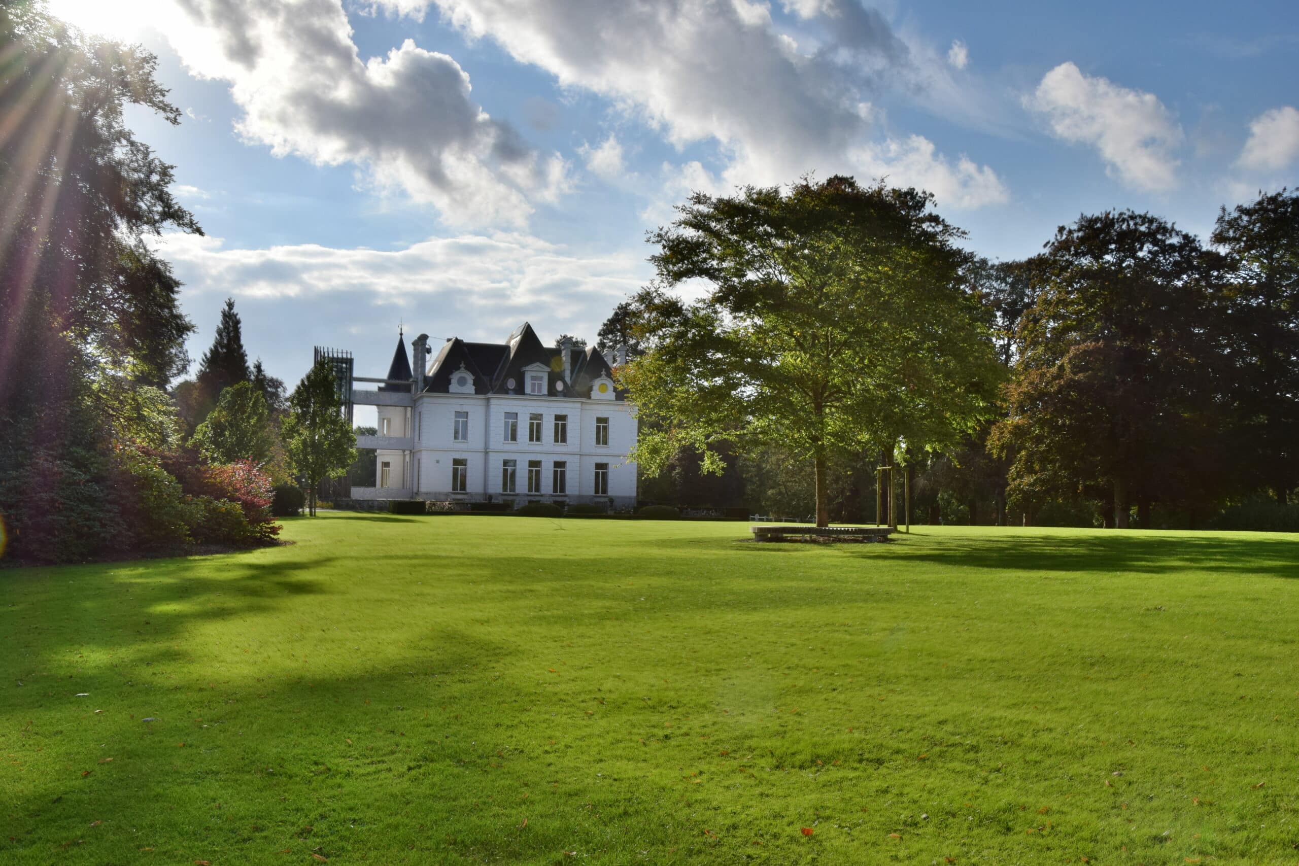 Vue du château de Chevetogne, un majestueux édifice entouré de verdure, offrant une architecture impressionnante et un cadre paisible.