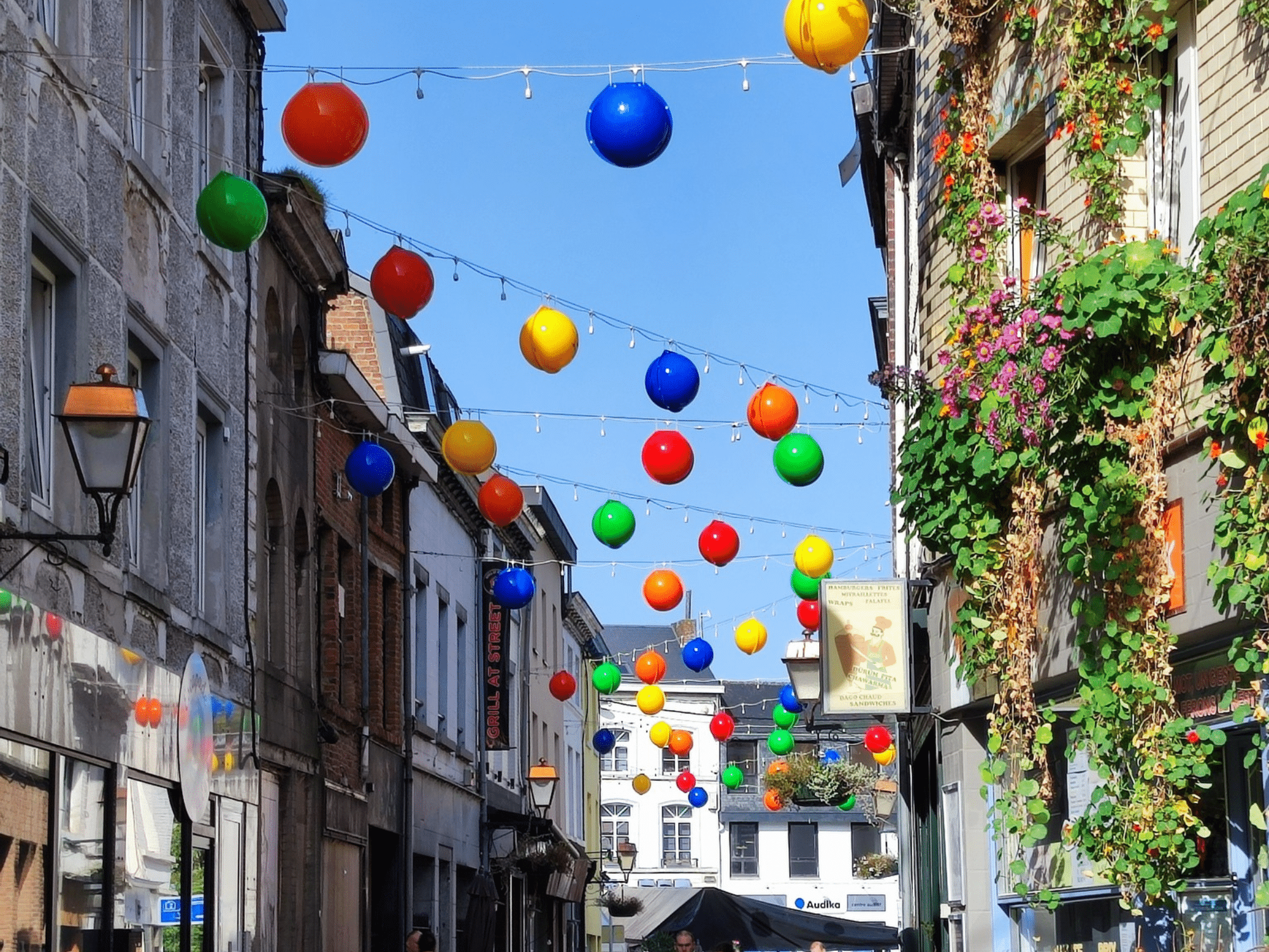 Ruelle sous le soleil vers le grill - Copyright : OT