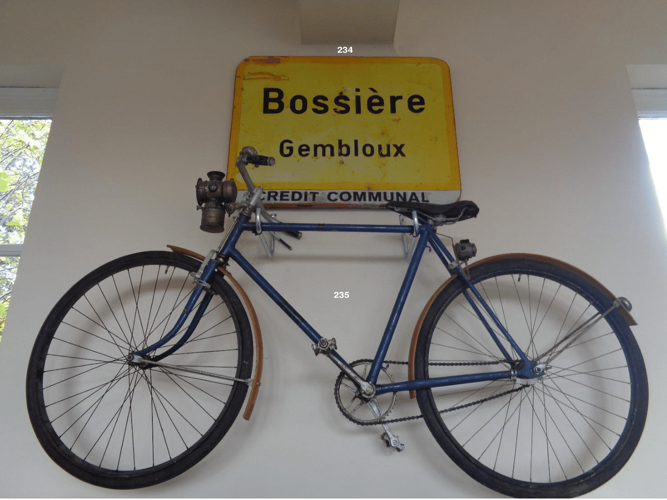 Vélo avec un panneaux de Bossière