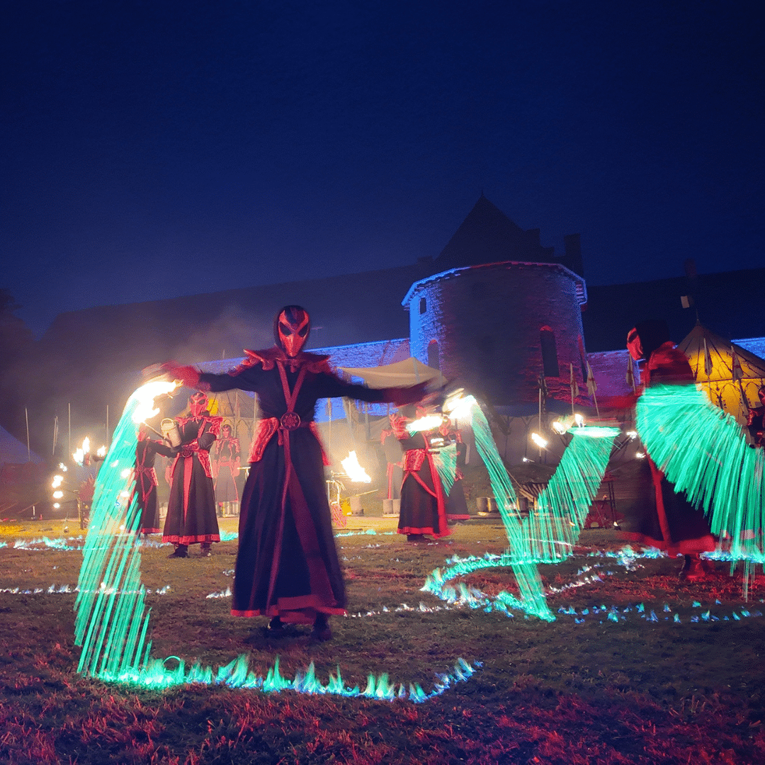 Spectacle de feu à la Médiévale avec produit vert
