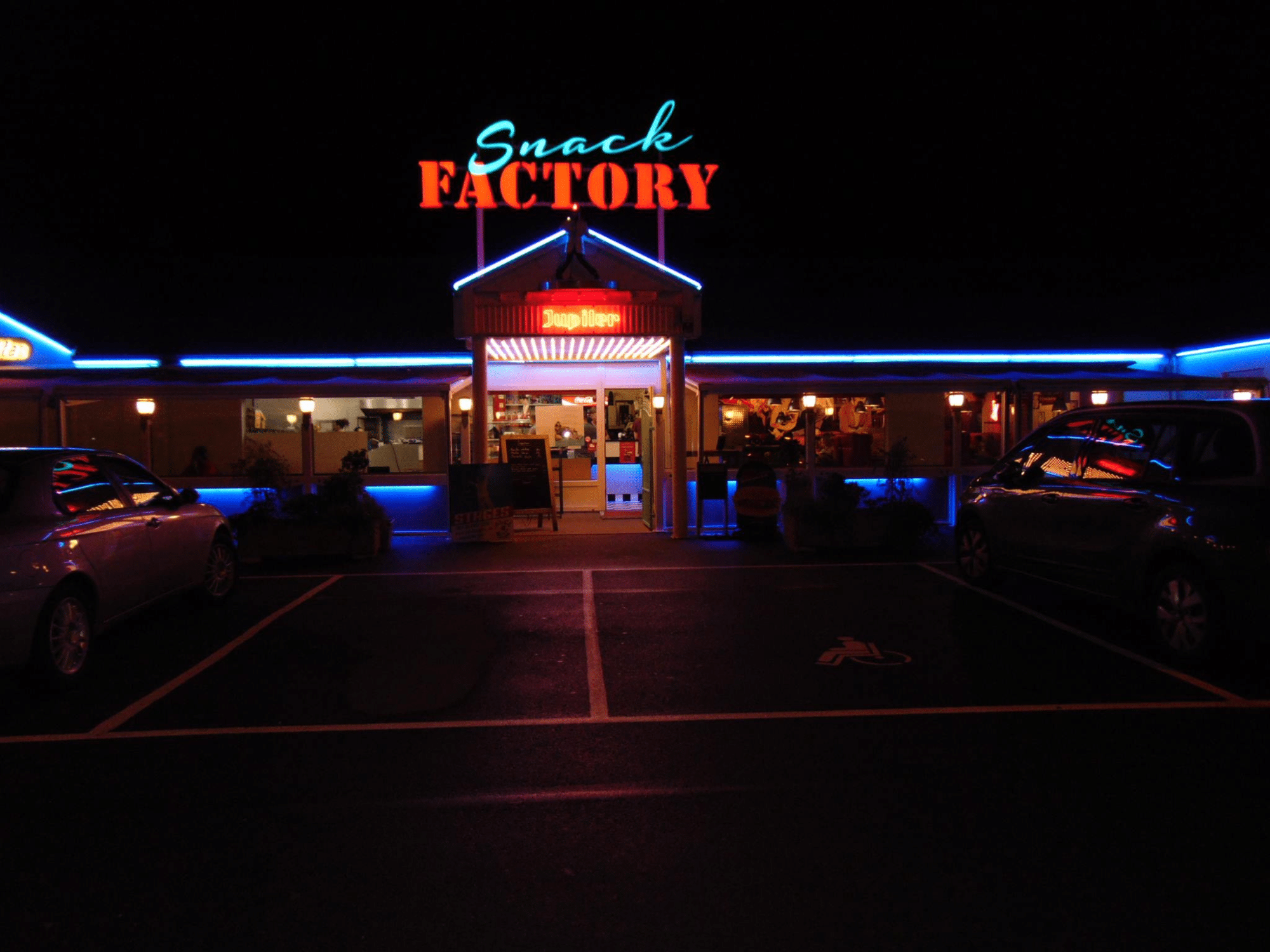 SnackFactory - manger et boire à Gembloux Snack Factory à Ernage, friterie et snack proposant des frites croustillantes et une large gamme de snacks savoureux dans une ambiance rapide et conviviale.