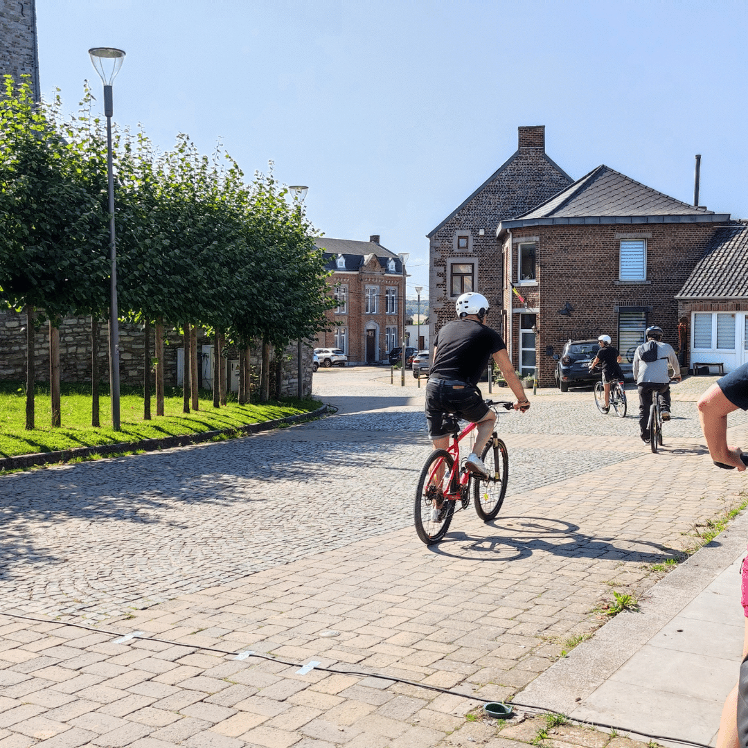 Balade à vélo autour de l'étang de Grand-Leez, un cadre paisible pour les amateurs de nature.