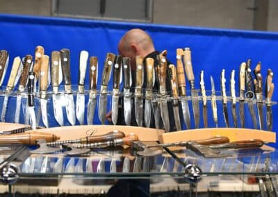 Nombreux couteaux lors du salon