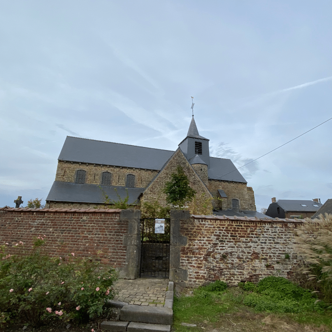 balade pedestre avec vue sur une église