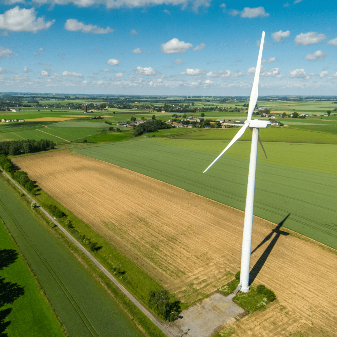 vue aérienne sur une éolienne avec les champs en contrebas