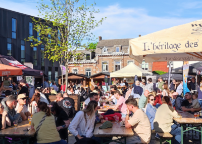 ciel bleu, parasole au festibière et personnes qui dégustent des bières