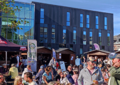 parc d'epinal sous le ciel bleu et avec une belle foule